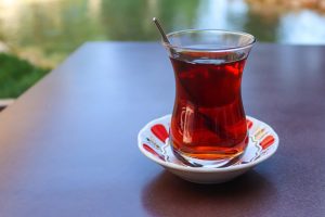 2025 yılına ait çeşitli çay türlerinin fiyat listesini gösteren grafik. Türkiye ve global piyasalardaki çay fiyatlarına dair güncel ve ayrıntılı bilgi içeren görsel